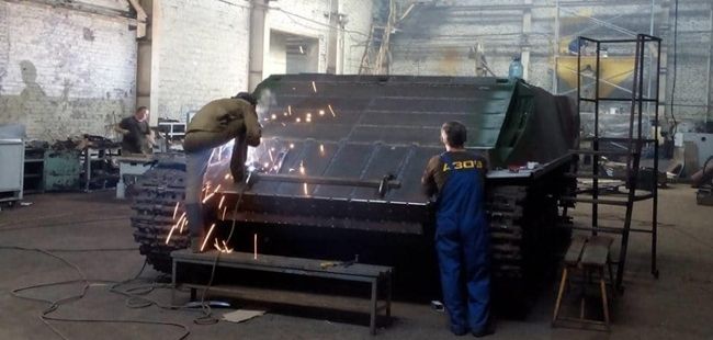 У Києві презентували перший український міський танк "Азовець" - фото 1