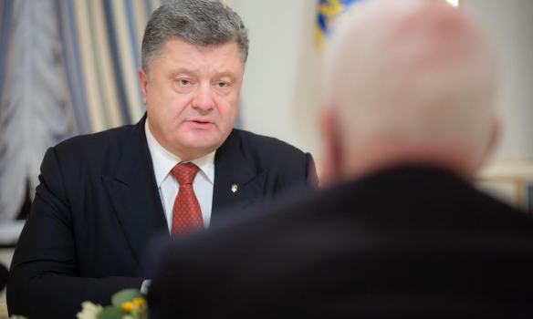 Порошенко з МакКейном обговорив ситуацію на Донбасі та реформи в Україні - фото 2