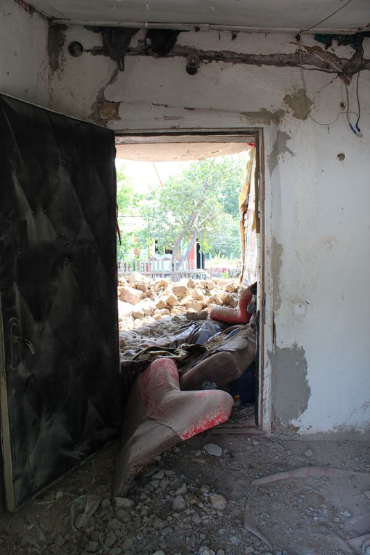 Як оговтується передмістя Маріуполя: мешканці розповіли про обстріл (ФОТО, ВІДЕО) - фото 6