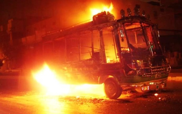 У Парижі з криками "Аллах акбар" дотла спалили автобус - фото 1