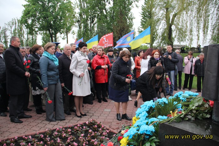 Вінничани вшанували чорнобільців ходою та покладанням квітів - фото 3
