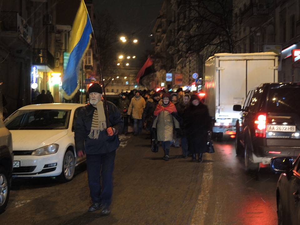 Активісти символічно запалили у Києві шини на Грушевського - фото 1