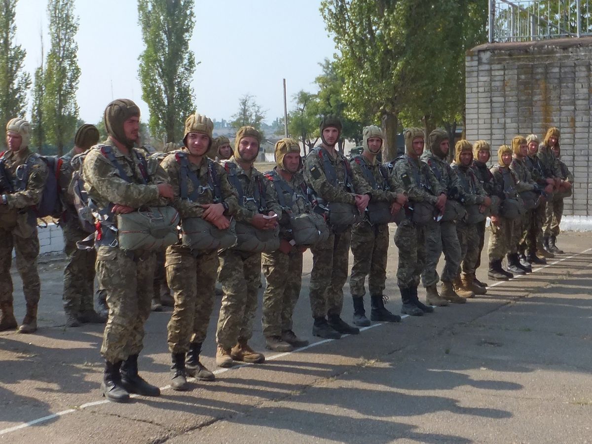 На Миколаївщині сотні десантників-резервістів стрибнули з парашутом - фото 3