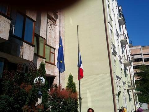 Біля посольства Франції у Києві приспустили прапори - фото 1