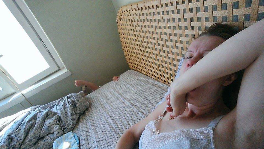 Росіянка з селфі-палкою показала, як насправді виглядає день матусі - фото 1
