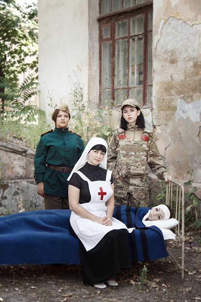 У Миколаєві на фото зустрілися дівчата-медики трьох воїн