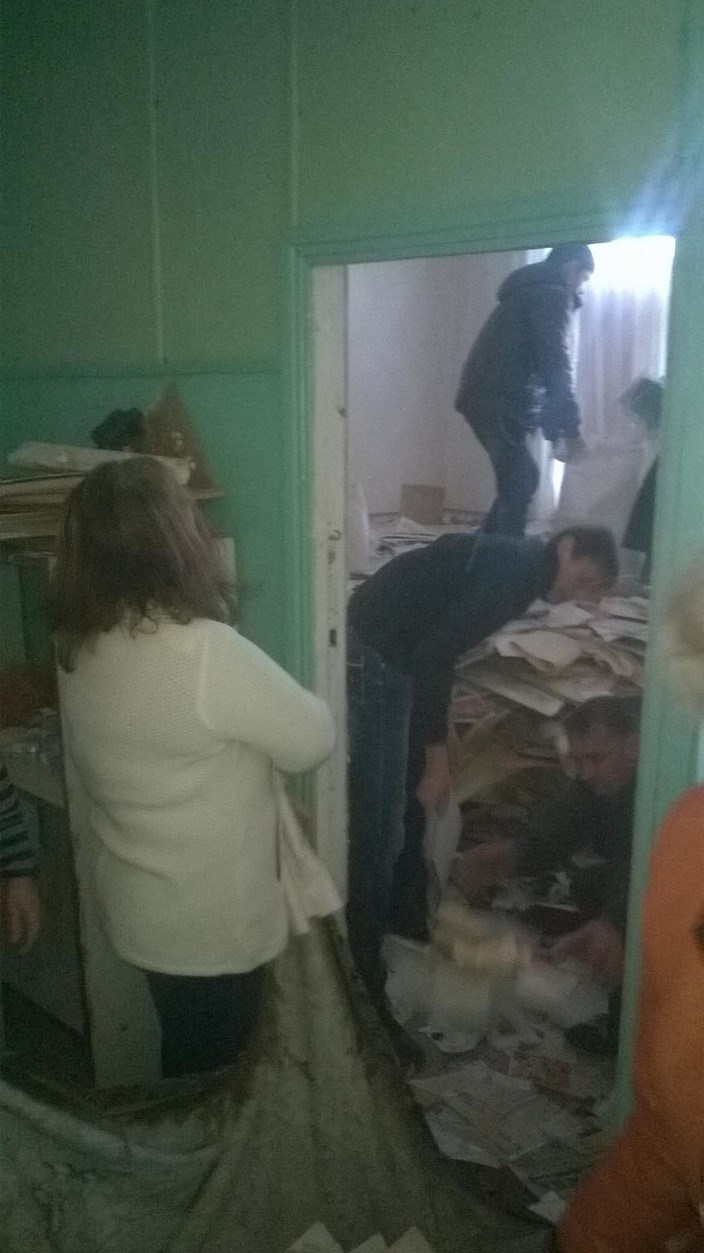В "ЛНР" школярі здали на макулатуру українські підручники  - фото 1