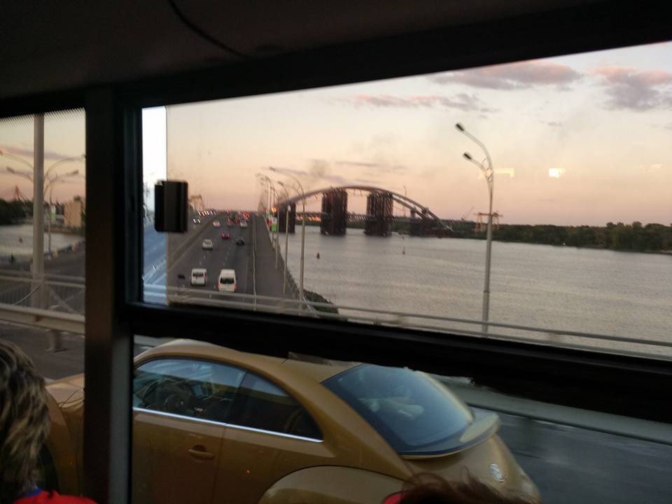 У Києві горить недобудований Подільський мостовий перехід - фото 2