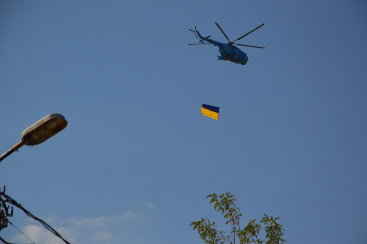 В небо над Миколаєвом здійнялись гвинтокрили-прапороносці - фото 2