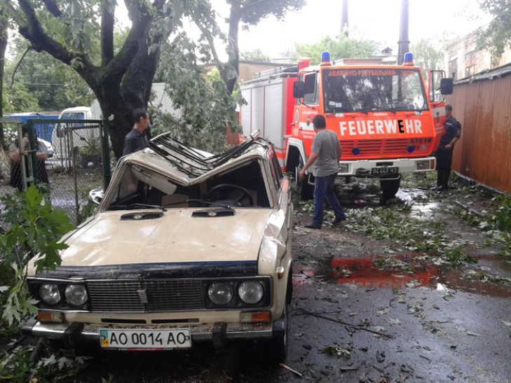 Буревій в Ужгороді пошкодив чотири машини та квартиру - фото 1