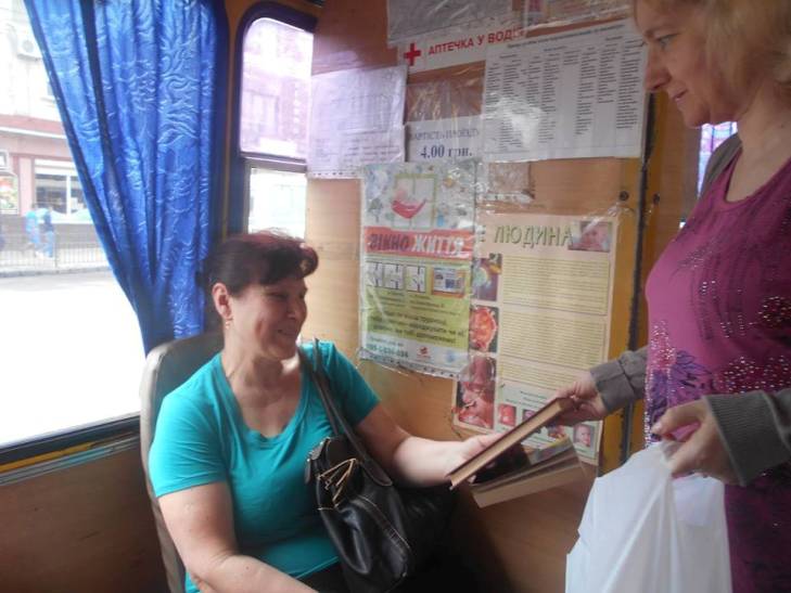 Мукачівцям читали книги прямо в автобусі - фото 1
