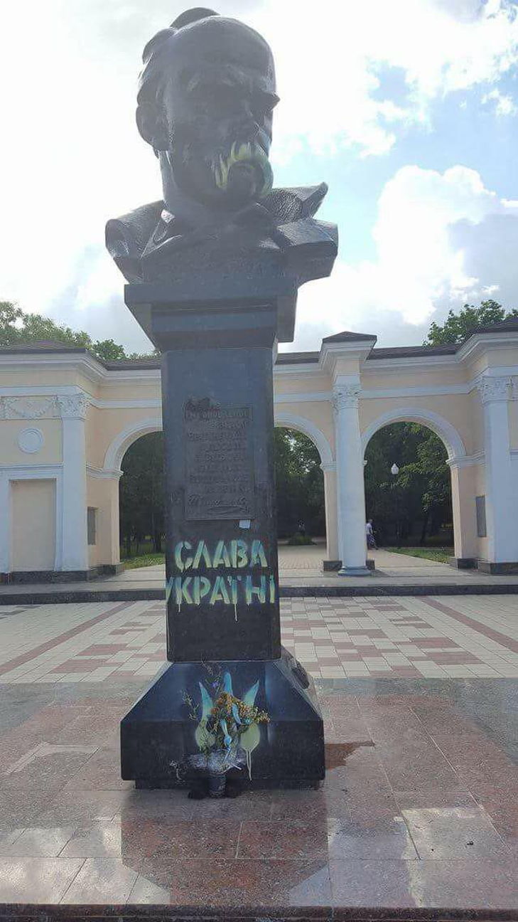 У Сімферополі на пам’ятнику Кобзарю намалювали тризуб і написали "Слава Україні!" - фото 1