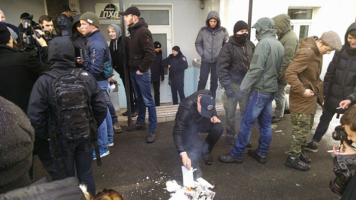 "Товариші сепаратисти, на вихід": "Азовці" влаштували коридор ганьби "медведчуківцям" - фото 2