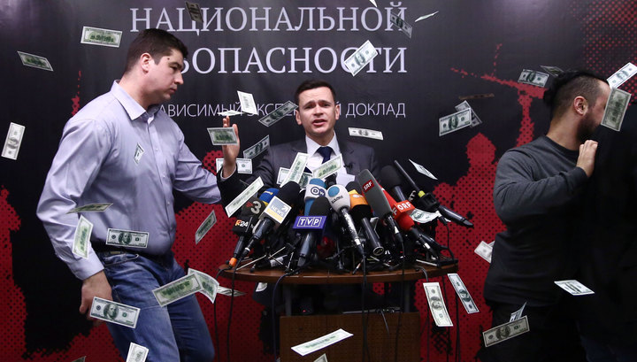 Соратника Нємцова закидали доларами у Москві - фото 2
