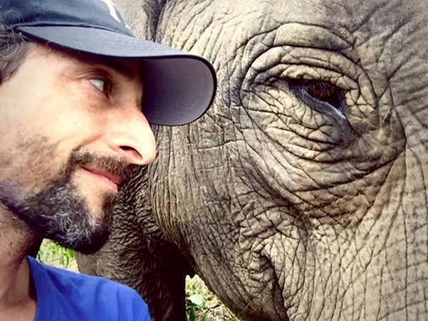 Як Ді Капріо та Броуді обіймалися зі слонами та дітлахами на Суматрі  - фото 1