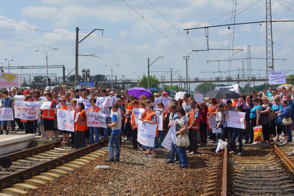 Залізничники з Ясинуватої, що працюють на "ДНР", вимагають зарплат від України - фото 3