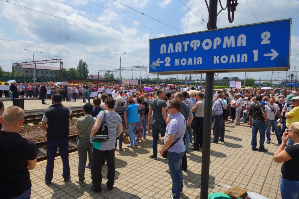 Залізничники з Ясинуватої, що працюють на "ДНР", вимагають зарплат від України - фото 4
