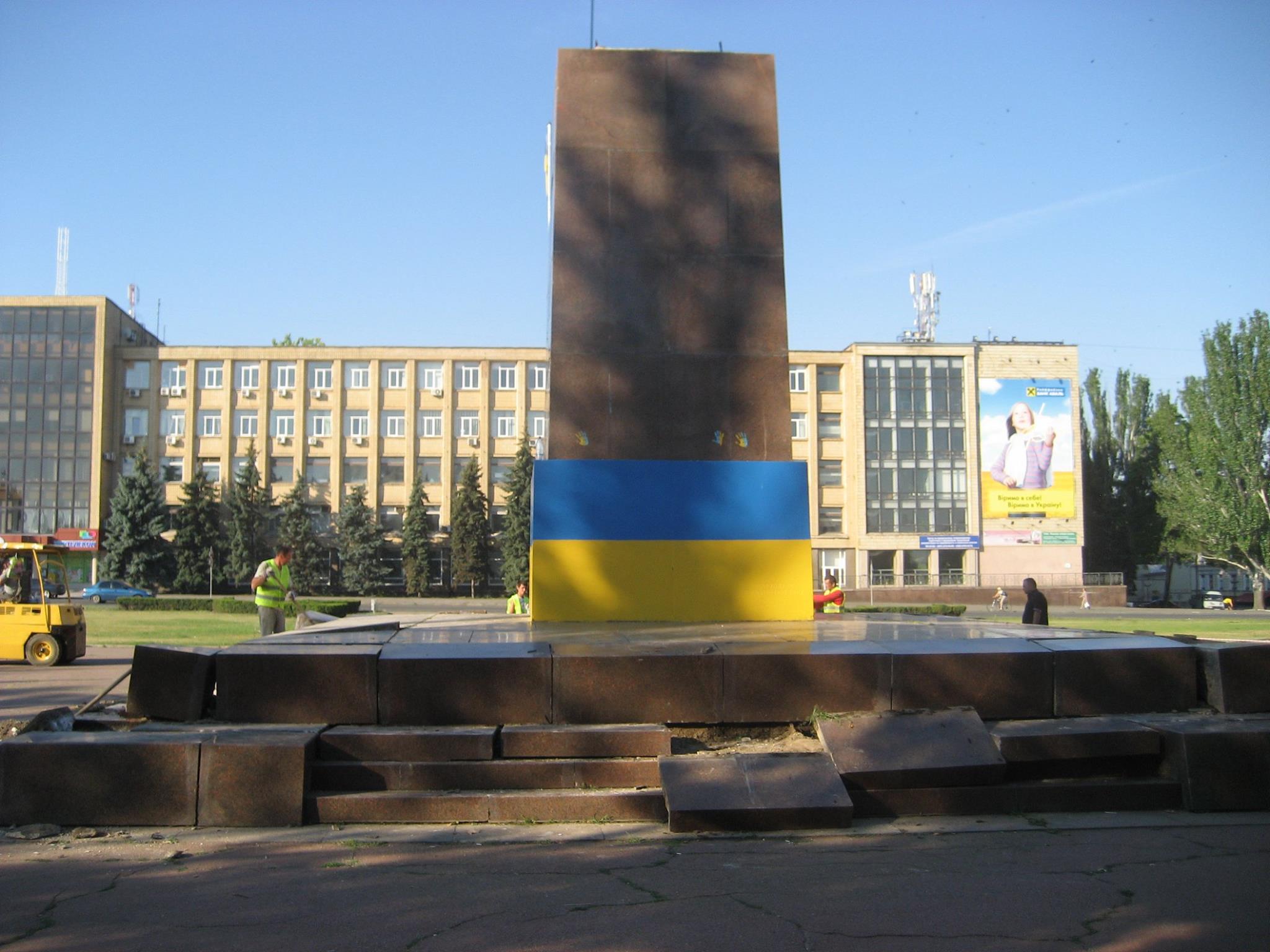 У Миколаєві демонтують постамент Леніну - фото 5