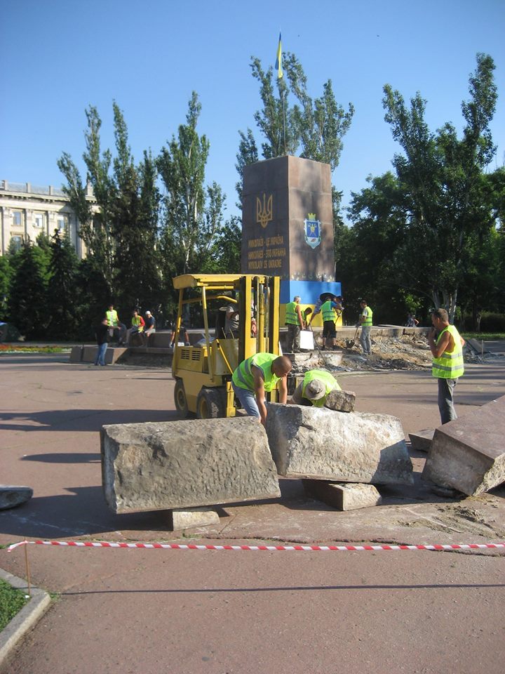 У Миколаєві демонтують постамент Леніну - фото 2
