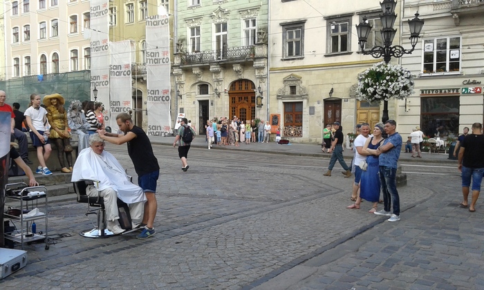 У центрі Львова невідомі постригли чоловіка (ФОТО, ВІДЕО) - фото 2