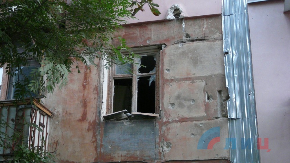 В "ЛНР" заявляють про обстріл житлових кварталів Стаханова (ФОТО) - фото 4