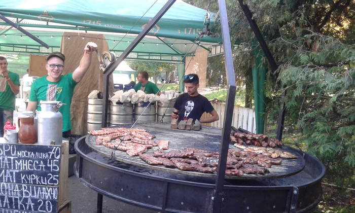 Як у Львові послідовник Бандери смажить м'ясо москаля (ФОТО, ВІДЕО) - фото 1