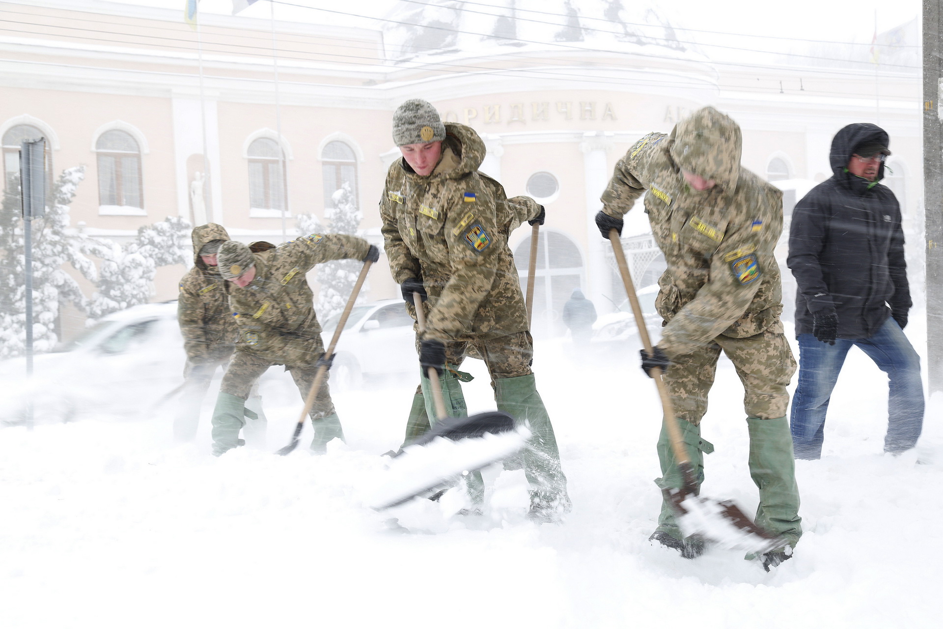 До боротьби із сніговою стихією на Одещині залучили армію - фото 2