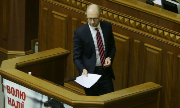Які жести показував нардепам Яценюк під час звіту - фото 1