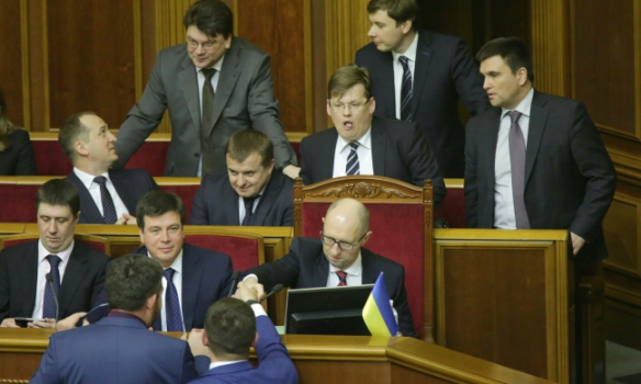 Які жести показував нардепам Яценюк під час звіту - фото 6