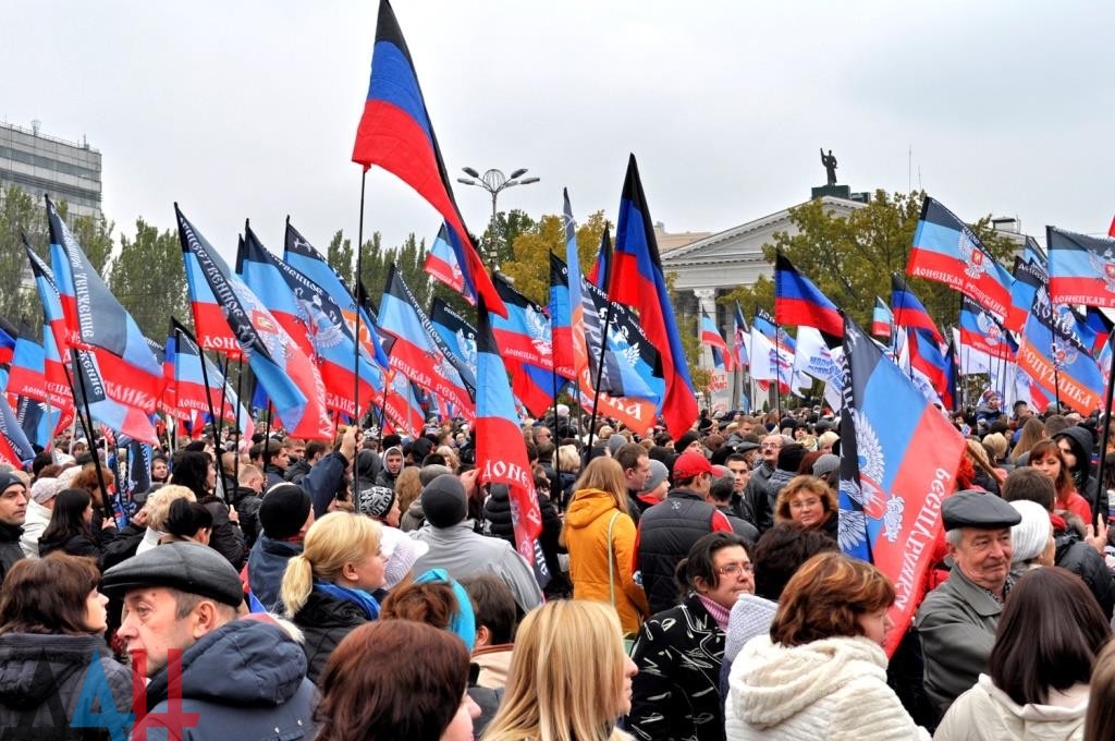 Як у Донецьку "ватники" святкували день "ганчірки" "ДНР": опубліковано фото - фото 4