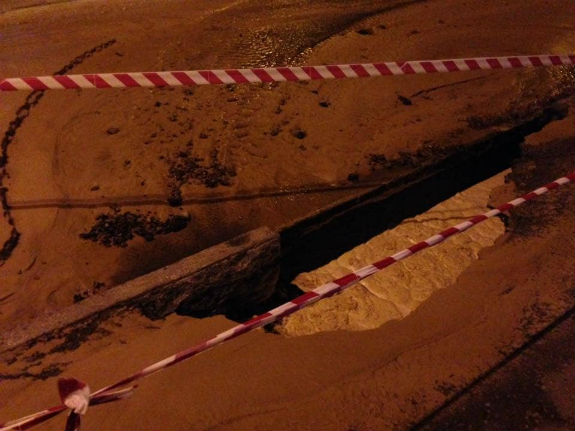 На Борщагівській знову аварія: Дорогу залило водою і піском - фото 1