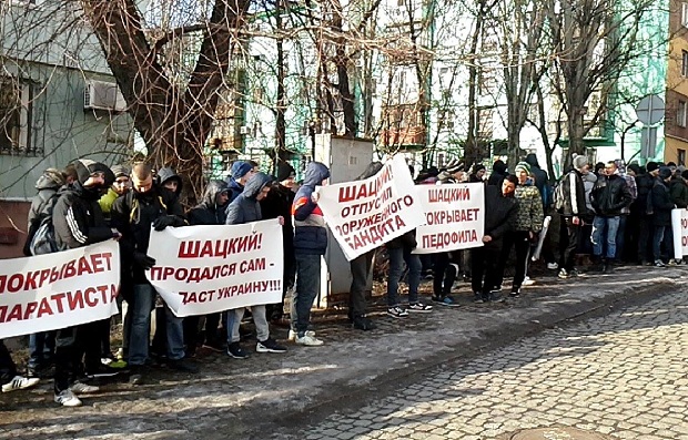 У Запоріжжі мітингувальники закидали яйцями будівлю обласної прокуратури