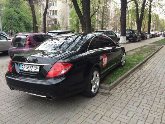 У Києві скандальний політик-мільйонер став переможцем конкурсу "Паркуюсь, як жлоб" - фото 1