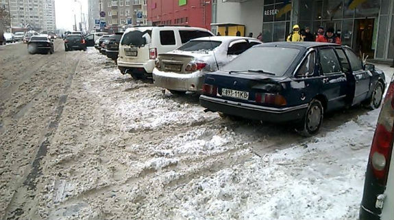 Як столичні паркувальники-сніговики вибивають гроші з водіїв  - фото 2