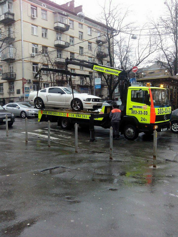 Соцмережі насолоджуються фото евакуації спорткару у Києві - фото 1