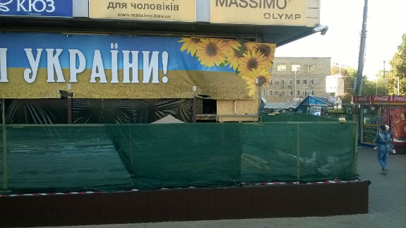 Легендарний універмаг у Києві знову хочуть "прикрасити" величезним МАФом - фото 1