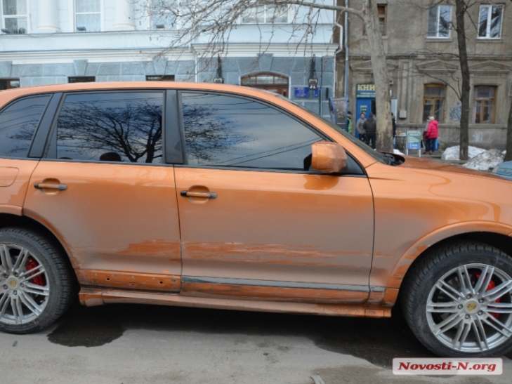 В центрі Миколаєва депутат на "золотому" Porsche потрапив у ДТП - фото 4