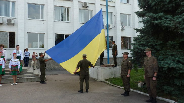 В одному з найбільших міст Кіровоградщини прапор України підняли поруч із п'ятикутною зіркою - фото 1