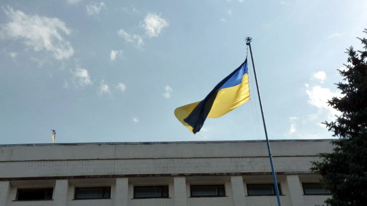 В одному з найбільших міст Кіровоградщини прапор України підняли поруч із п'ятикутною зіркою - фото 2