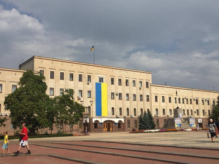 У Кропивницькому будівлю ОДА прикрасили гігантським державним прапором - фото 2