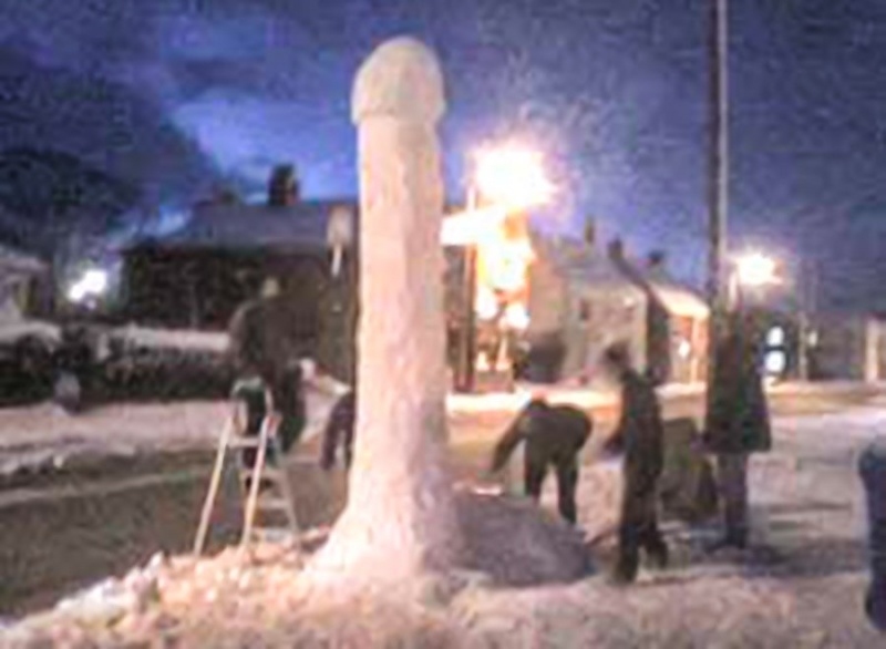На Росії гігантський пеніс зі снігу вбив закоханих, - ЗМІ - фото 1