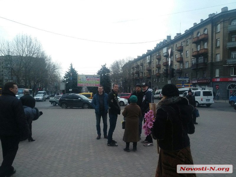 У Миколаєві невідомі в масках напали на мітинг комуністів - фото 2