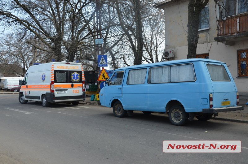 У Миколаєві мікроавтобус збив пішоходів на трамвайних коліях та втік з місця ДТП