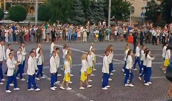 Як українські олімпійці з оркестром крокують Києвом - фото 2