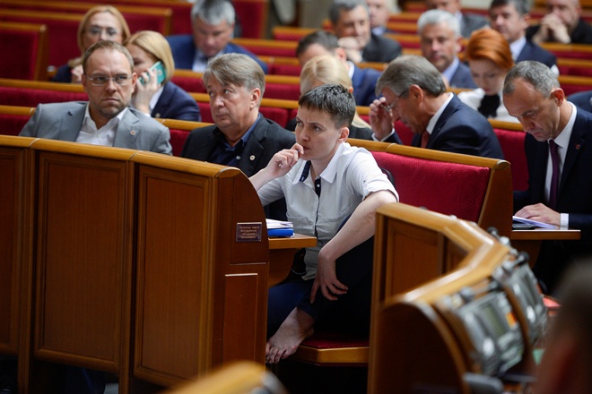 Як Савченко босоніж голосувала у Раді  - фото 1