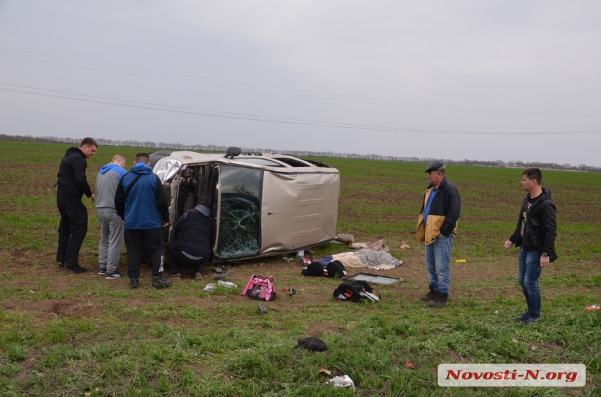 На Миколаївщині перекинулася машина, яка потрапила у яму: загинула пасажирка