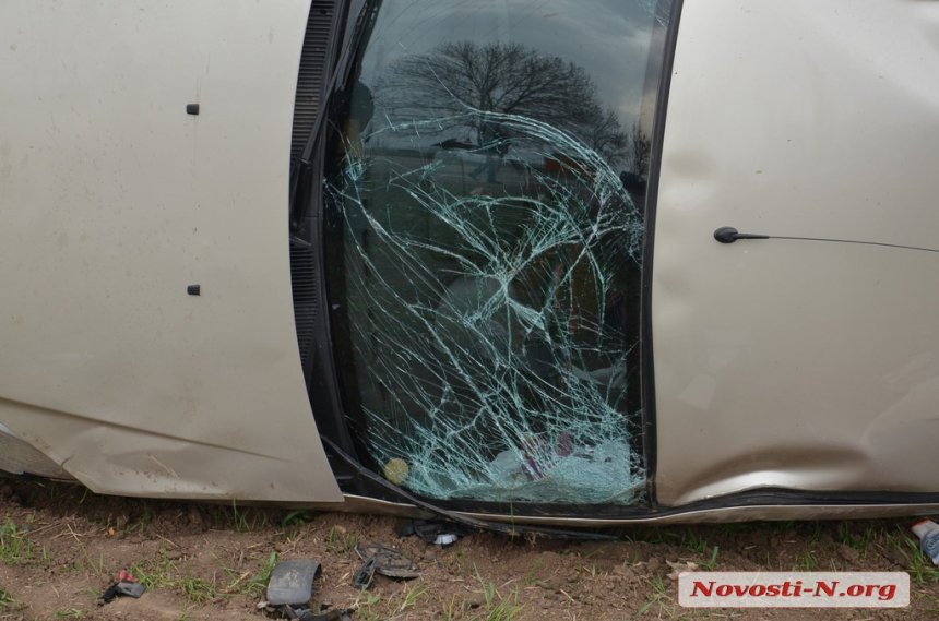На Миколаївщині перекинулася машина, яка потрапила у яму: загинула пасажирка