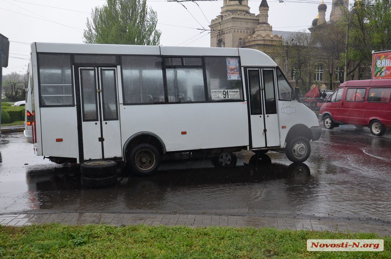 В Миколаєві у чергової маршрутки відвалилось колесо - фото 2