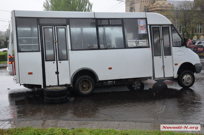 В Миколаєві у чергової маршрутки відвалилось колесо - фото 1