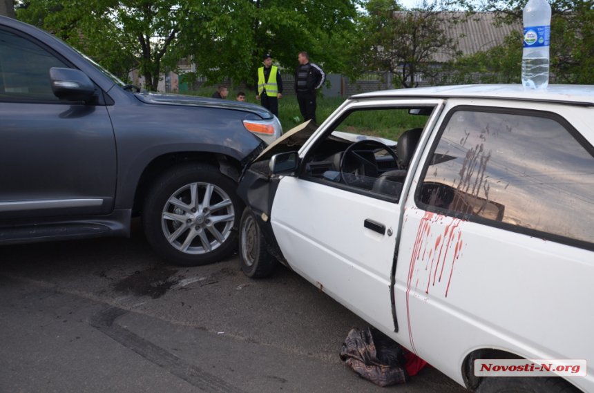У Миколаєві головлікар пологового будинку на Toyota протаранив "Таврію" - фото 2
